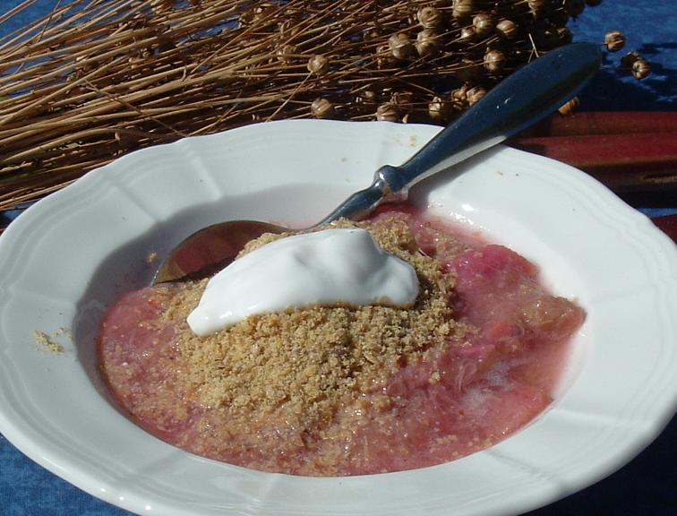 Ground linseed for breakfast with fruit and yoghurt
