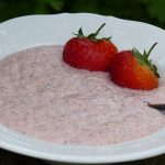 Raw strawberry, oat and linseed porridge