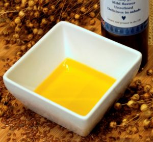 Cold-pressed linseed oil for hens and poultry